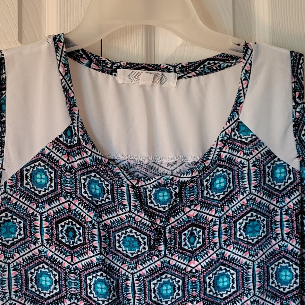 Fun patterned top - Picture 2 of 2